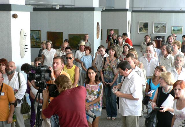 Учасники пленеру та гості звітної виставки