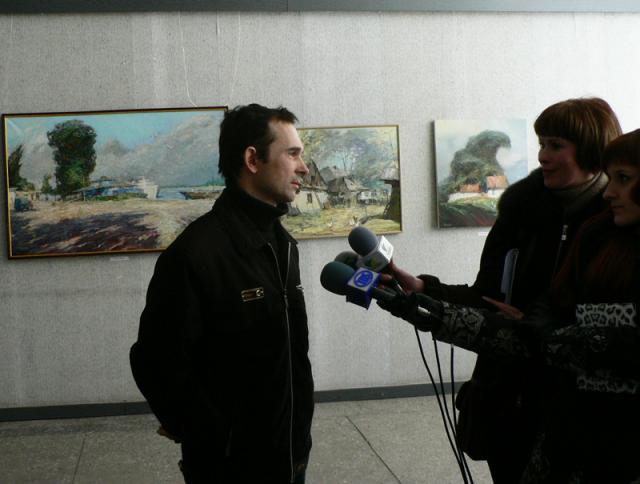 Дмитро Разін спілкується з пресою
